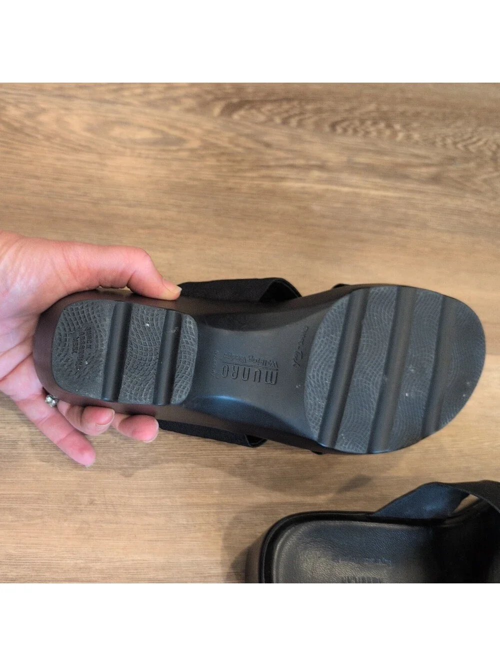 Munro Tech American black criss-cross walking low wedge slide sandals 8 comfort